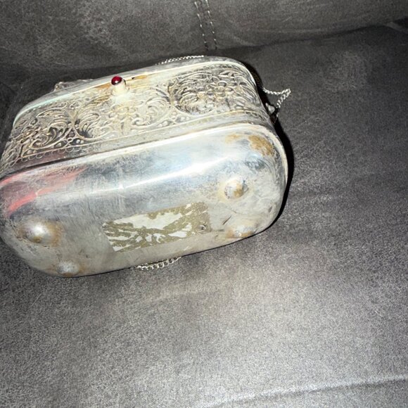 Antique Silver Lion-Shaped Handbag With Intricate Floral Design & Chain Strap - Picture 4 of 8